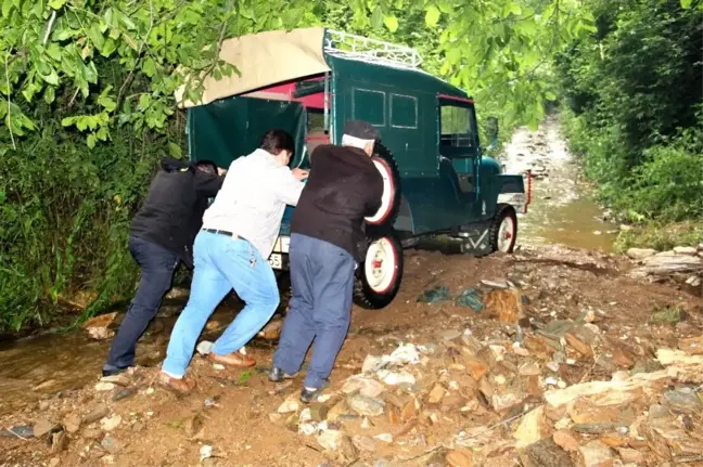 9 ay boyunca 4 kilometrelik mesafeyi suyun içinde gidip geliyorlar