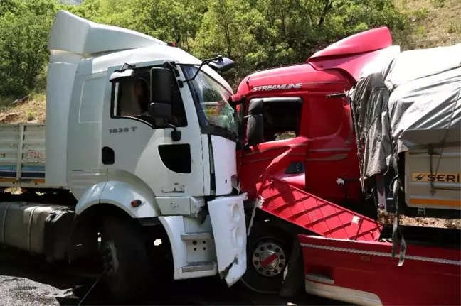 Tunceli'de tırlar kafa kafaya çarpıştı: 7 yaralı