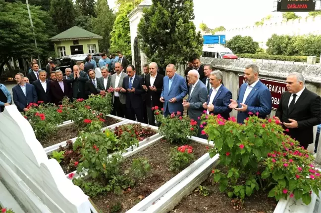 Cumhurbaşkanı Erdoğan, Necmettin Erbakan'ın kabrini ziyaret ederek dua okudu