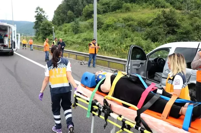 Otomobil, TEM'de park halindeki hafif ticari araca çarptı: 5 yaralı