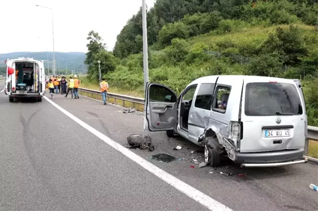 Otomobil, TEM'de park halindeki hafif ticari araca çarptı: 5 yaralı