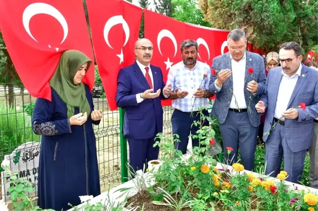Vali Demirtaş'tan 15 Temmuz şehitlerinin kabirlerine ziyaret