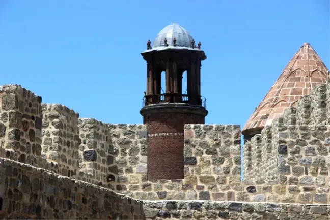 Saat Kulesi kale mescidinin minaresi olarak inşa edildi