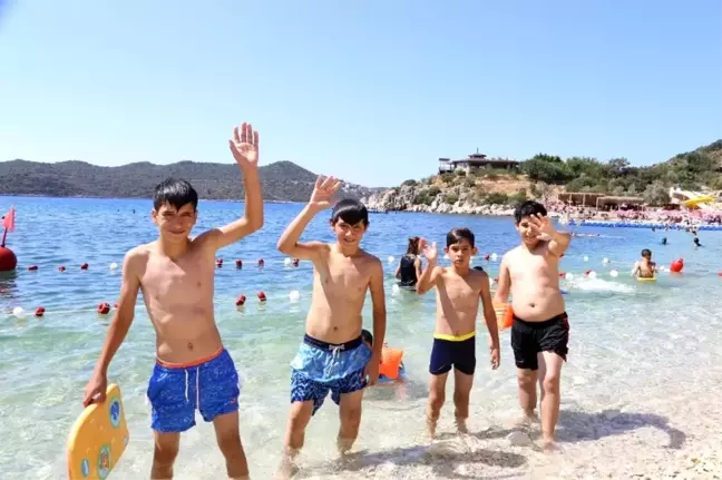 Kaş'ın çocukları denizle buluşturuluyor