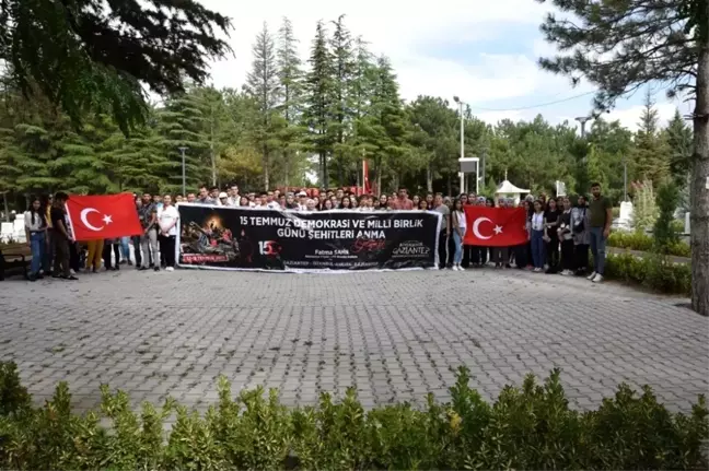 Gazi şehrin gençleri 15 Temmuz'un izlerini yakından gördü