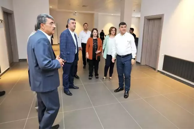 Fadıloğlu'ndan meclis üyelerine hizmet brifingi