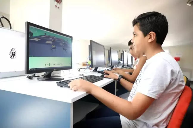Eyüpsultanlı öğrencilere Robotik Eğitim Kursu