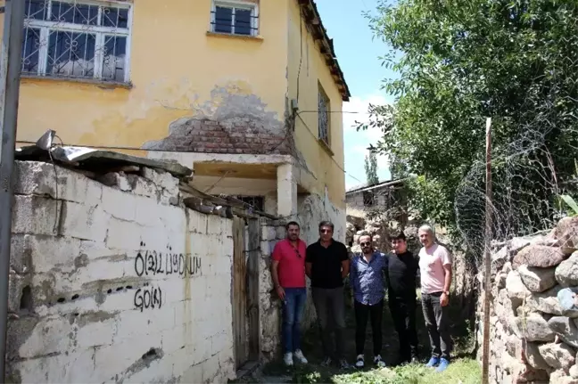 Sanatçı Yağız, İbrahim Erkal'ın evini ziyaret etti