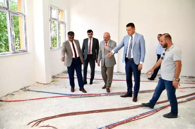 Vali Gürel, yapımı devam eden okullarda incelemelerde bulundu