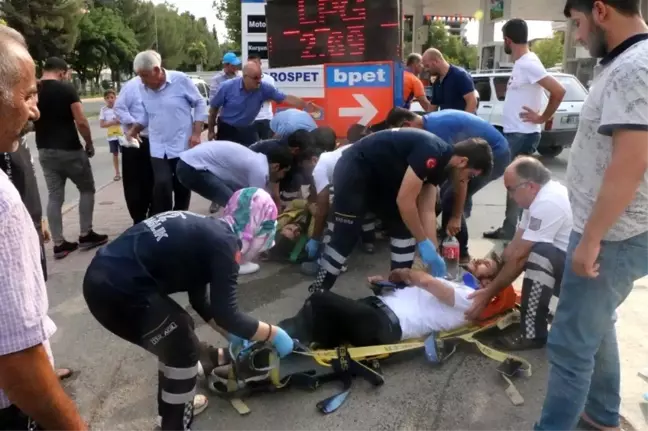 Motosiklet ile hafif ticari araç çarpıştı