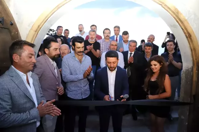 Ünlü Sanatçı Murat Ünalmış'ın işletmesinin açılışını Belediye Başkanı yaptı