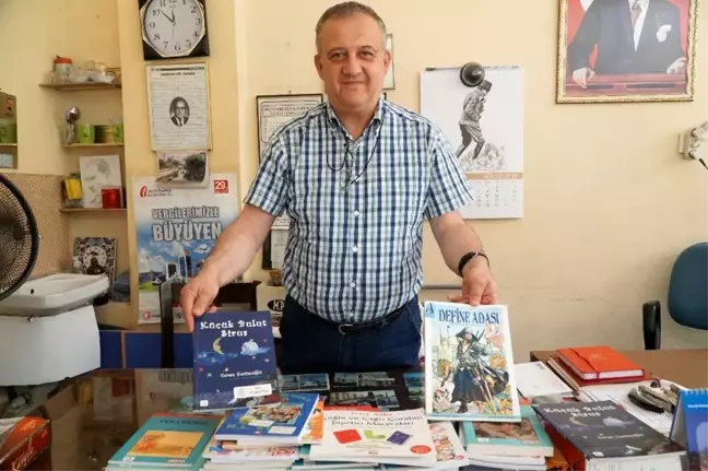 Çocukları kitap dağıtarak mutlu ediyor