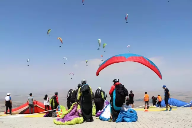 Yamaç Paraşütü Süper Final Test Şampiyonası Türkiye'de ilk kez başladı