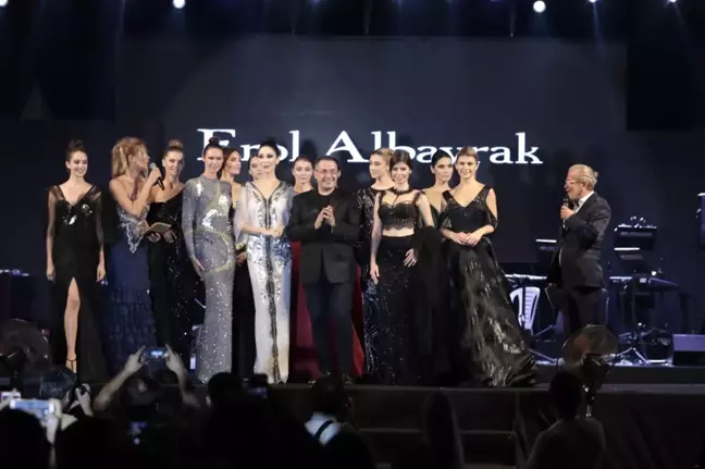 Defileye genç Best Model Merih Öztürk'te katıldı