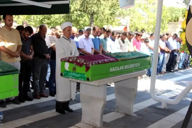 Kayseri'deki kazada hayatını kaybeden 3 kişi toprağa verildi