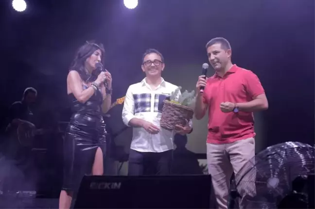 Kuşadası 22. Altın Güvercin Festivalinde nde Hande Yener rüzgarı esti