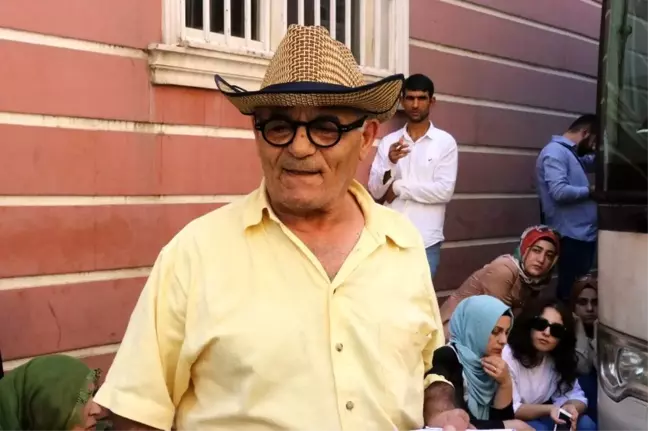 Almanya'dan Diyarbakır'a gelerek oturma eylemi yapan ailelere destek verdi