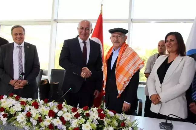 Kılıçdaroğlu'na Söke'de körüklü efe çizmesi hediye edildi