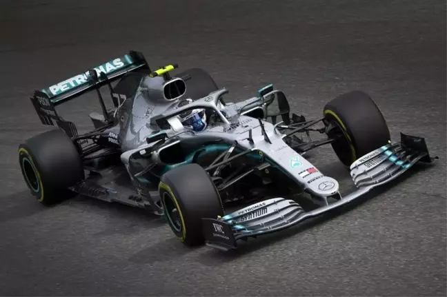 Mercedes, İtalya'da pilotlarını podyuma taşıdı
