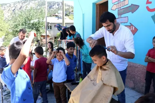 Öğrencilerin saçlarına gönüllüler makas attı
