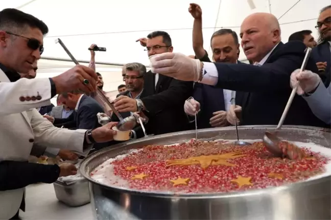 Erzurum'da binlerce vatandaşa aşure dağıtıldı