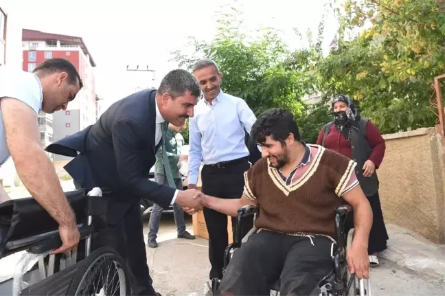 Başkan Asya'dan yürüme engelli Yunus'a tekerlekli sandalye