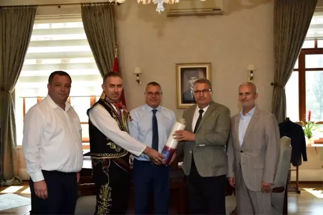 Başkan Çerçi'den güreşlere kırmızı dipli mumla davet