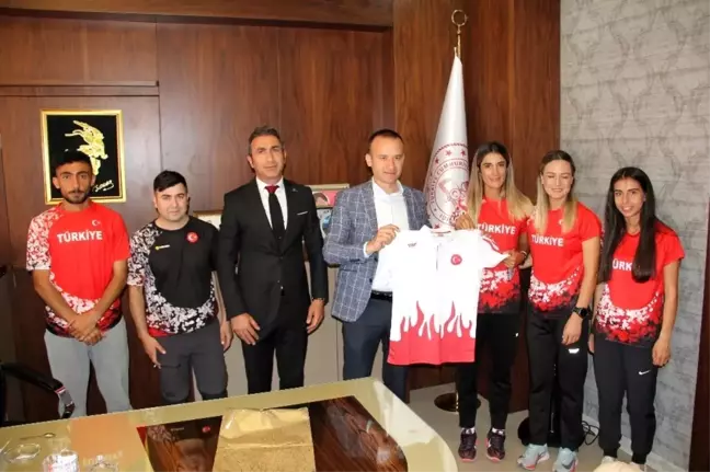 Ağrılı Şampiyon sporculardan Milli Eğitim Müdürü Tekin'e ziyaret