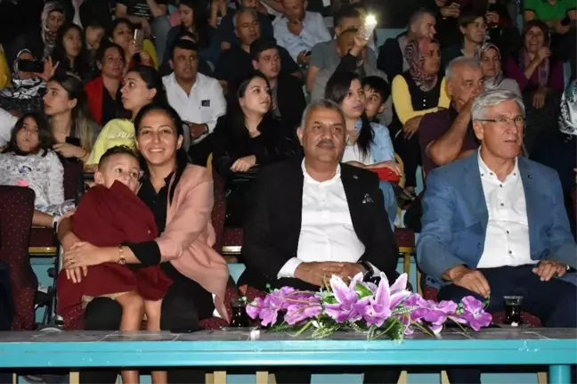 Hatay'ın Yayladağı ilçesinde vatandaşlar Bülent Serttaş konseriyle coştular