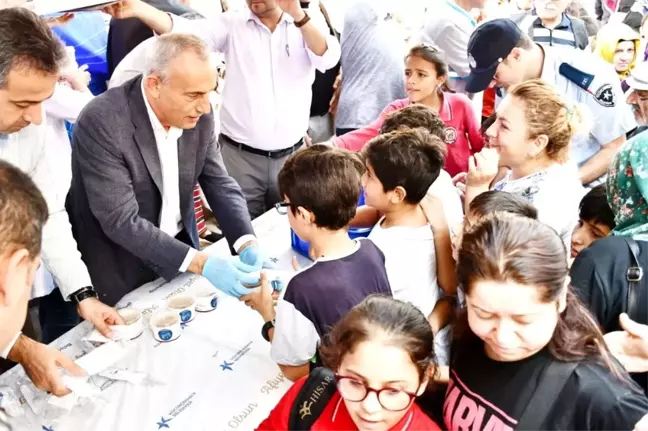 Küçükçekmece'de 10 bin aşure dağıtıldı