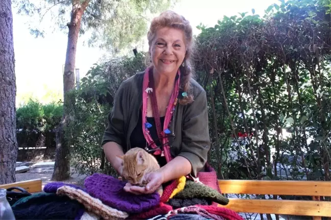 (Özel) Ünlü oyuncu Fatma Belgen, sokak hayvanları için pazarda bere satıyor