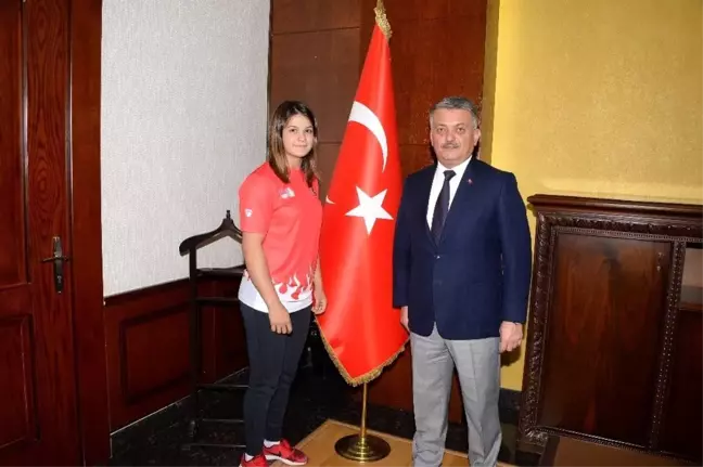 Vali Yazıcı'dan dünya şampiyonuna ödül
