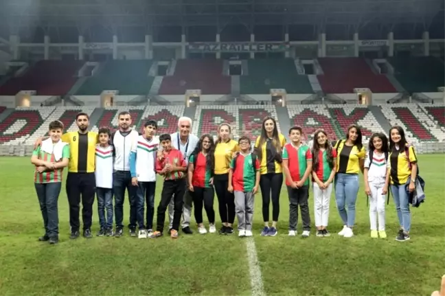 Görme engelli gençler ilk kez futbol maçına gitti