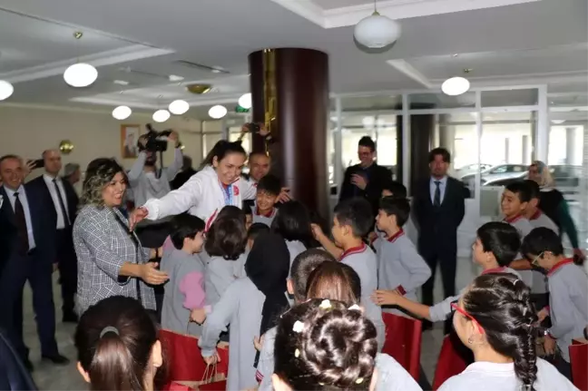Çocuklardan milli boksör Elif Güneri'ye tebrik sarılması