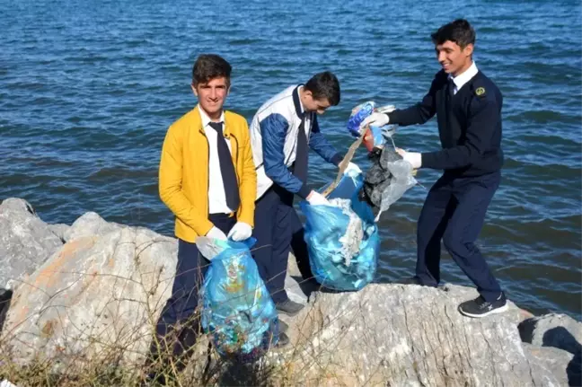 Van Gölü sahilinde temizlik çalışması