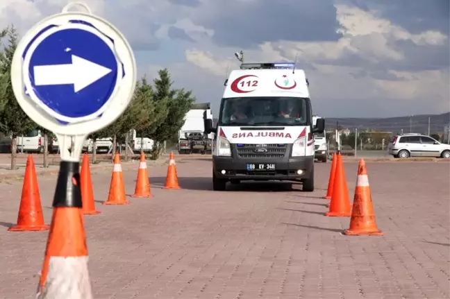 Aksaray'da ambulans sürücüleri parkurun tozunu attırdı
