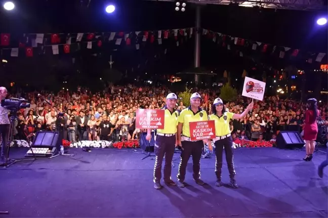 Sanatçılar ve trafik polisleri sahnede on binlere seslendi