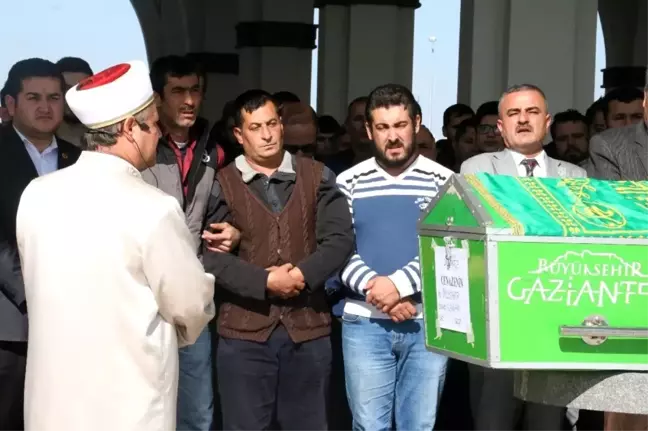 Sıkıştığı dev mikserde feci şekilde ölen gencin küçük kardeşi yürekleri dağladı
