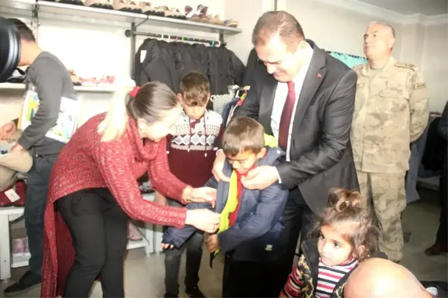 Vali Akbıyık, muhtaç çocukları kendi elleriyle giydirdi