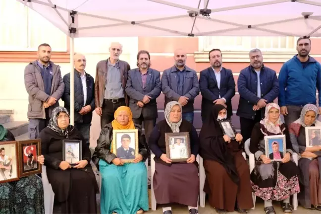 Evlat nöbetindeki ailelere bir destek de gazetecilerden