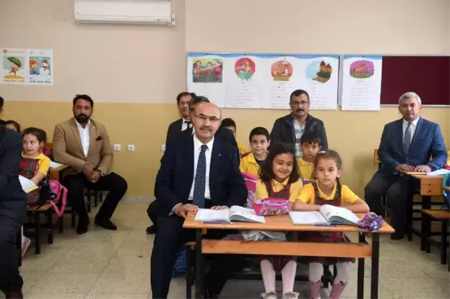 Vali Demirtaş, Yumurtalık Barbaros İlkokulu'nu ziyaret etti