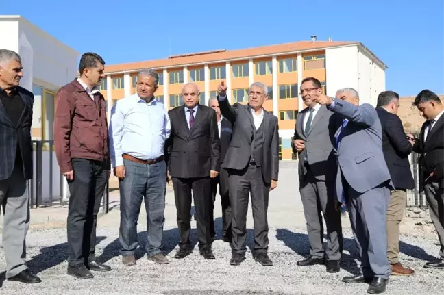Okul yolu asfaltlandı, Başkan Gürkan inceleme yaptı