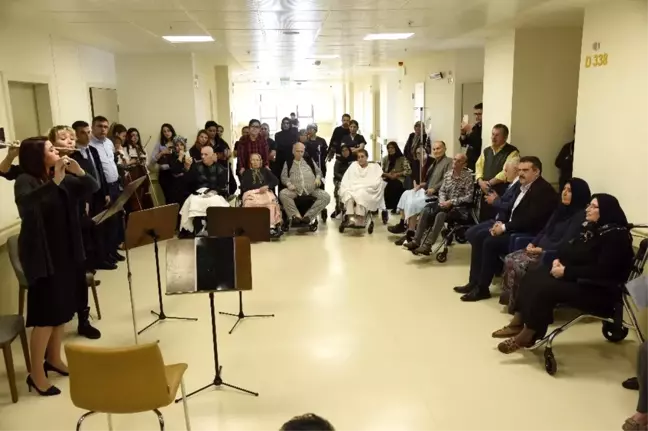 Konservatuvar öğrencilerinden hastalara moral konseri