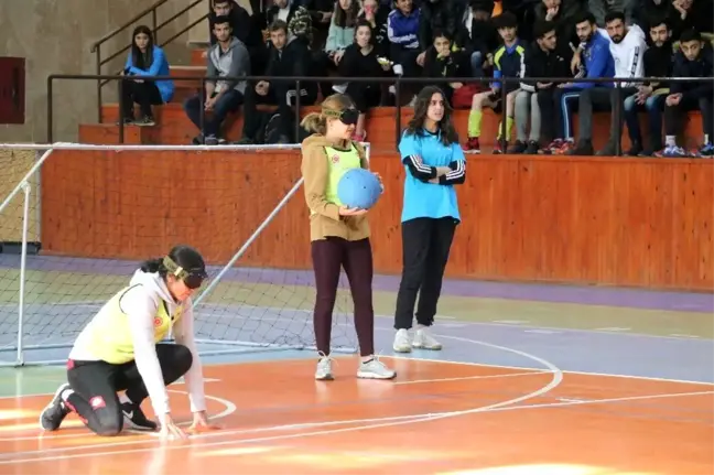 Farkındalık oluşturmak için göz bandı takıp, engellilere sahaya çıktılar.