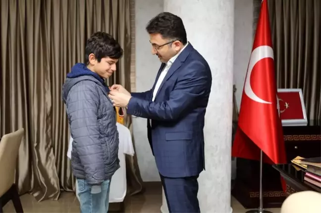 Yemeğini köpekle paylaşan çocuğa Kaymakam Çam'dan ödül
