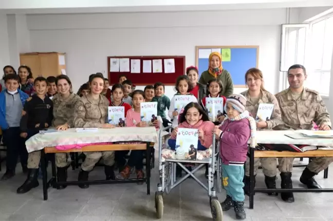 Jandarma çocuk dergisi dağıttı