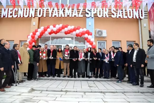 Mecnun Otyakmaz'ın ismi spor salonuna verildi
