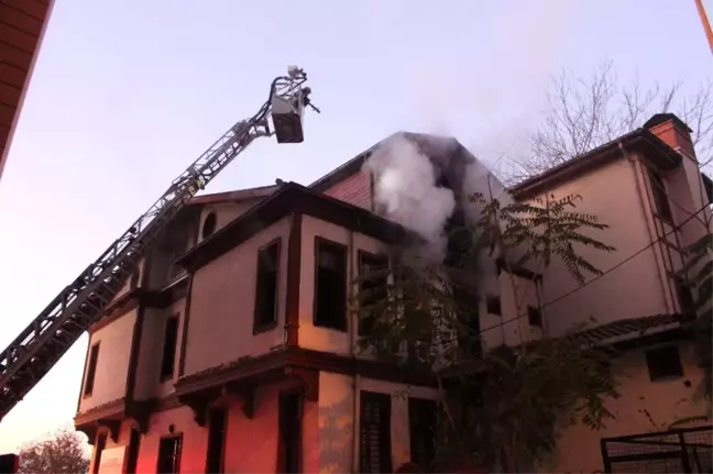 İzmit'te tarihi ahşap binada çıkan yangın büyük hasara neden oldu