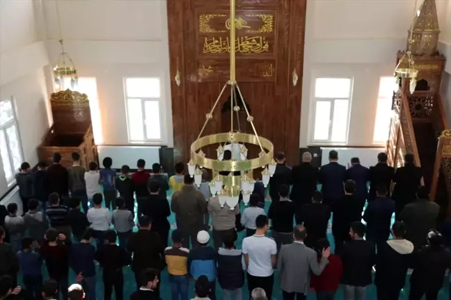 Hizan'da ibadete açılan camide ilk cuma namazı kılındı