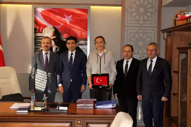 Güneri, Dünya Boks Şampiyonası yarı finale adını yazdırdı